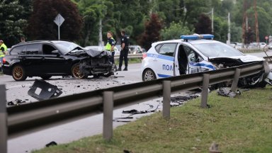 Автомобил удари патрулка на столичен булевард, двама полицаи са ранени (снимки)