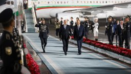 Румен Радев пристигна в Ташкент, почетен караул го посрещна в резиденцията "Куксарой" (снимки)