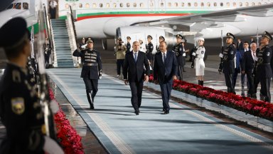Румен Радев пристигна в Ташкент, почетен караул го посрещна в резиденцията "Куксарой" (снимки)