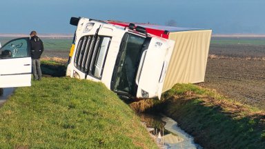 ТИР излетя от пътя и навлезе в отводнителен канал край