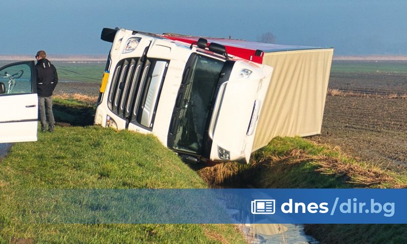 ТИР излетя от пътя и навлезе в отводнителен канал край