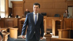 Кирил Петков:  България губи милиарди, докато Пеевски и Борисов си нагласят шеф на КПКОНПИ  