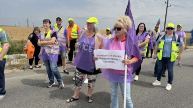 Работници и служители на АПИ затвориха пътя към "Дунав мост 2", издигнаха барикада (снимки)