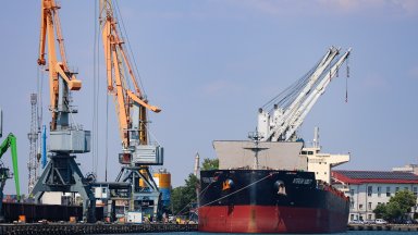 Голям товарен кораб заседна до пристанище Бургас, блокира големите плавателни съдове (видео)