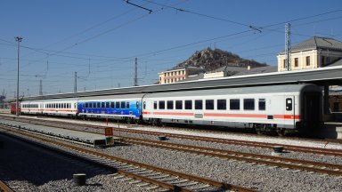 Запушена тоалетна била причината за проблема с климатика и жегата във влака Бургас-София