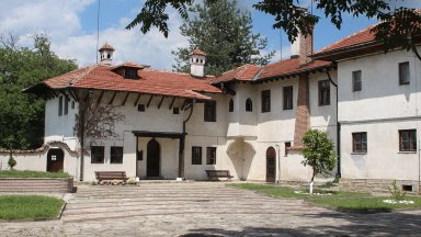 Симеон Сакскобургготски продава царския дворец в град Баня а обявата