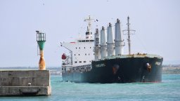 Товарен кораб заседна до пристанище Бургас, блокира големите плавателни съдове (видео/снимки)