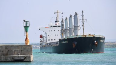 Виж още Горящ кораб превозващ 3000 автомобила бе изоставен край