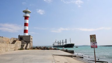 Откриха двама мъртви мъже в трюма на кораб в Бургас, единият е българин