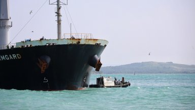 За товарен кораб с пробойна в борда и постъпваща вода