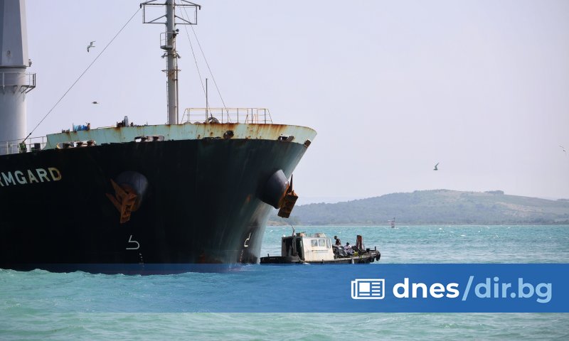 За товарен кораб с пробойна в борда и постъпваща вода