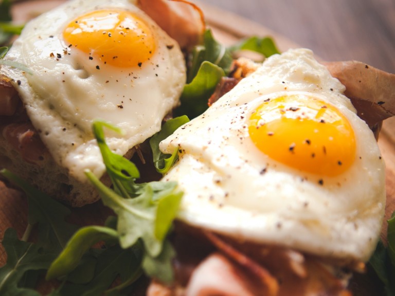 За закуска: Тостове с рукола, бекон и яйце