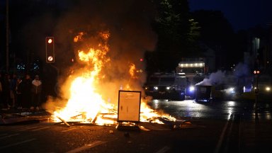 Стотици маскирани лица нападнаха през изминалата нощ полицаи и подпалиха