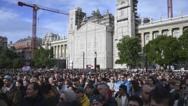 Хиляди протестиращи дадоха старт на съпротива срещу Орбан по улиците на Будапеща