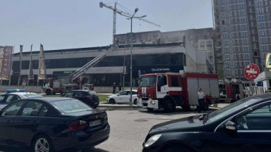 Огромен пожар е избухнал край хотел Санкт Петербург в Пловдив