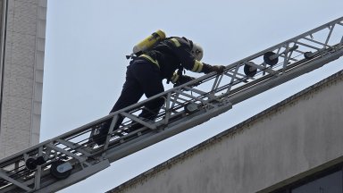 Двама полицаи спасиха самоубиец, опитал да скочи от 7-ия етаж в Кърджали
