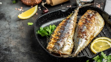 Бърза скумрия на грил тиган