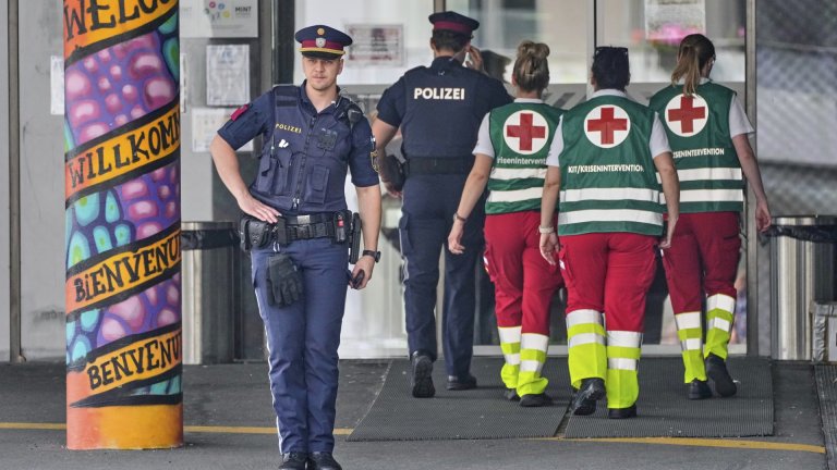 Десетки ранени при сблъсък между кола и автобус в Австрия