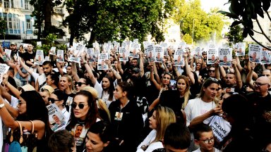 "Явор е Варна и Варна е Явор": Протестиращи замеряха с яйца фасадата на Второ РПУ