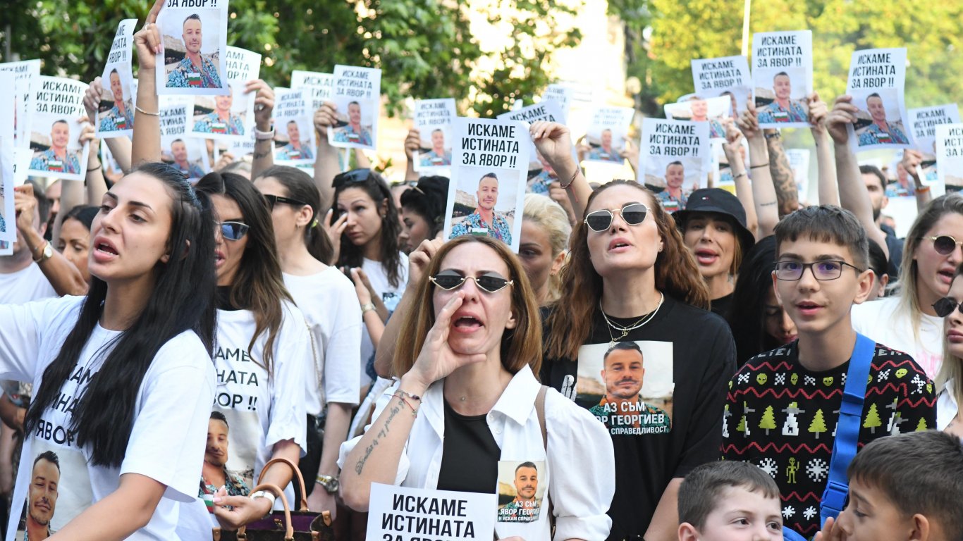 Плакати с надпис "Искаме истината за Явор" издигнаха демонстрантите