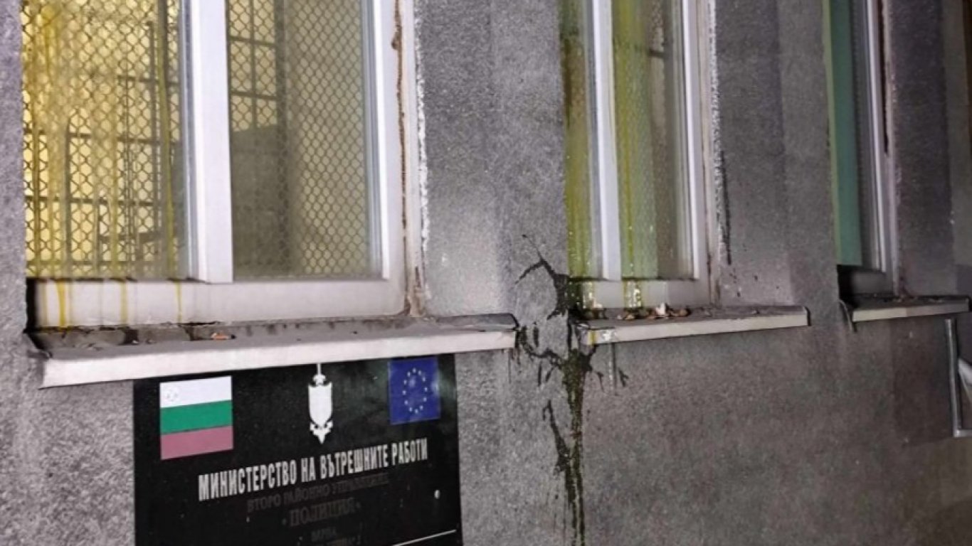 Протестиращите замеряха с яйца фасадата на Второ РПУ