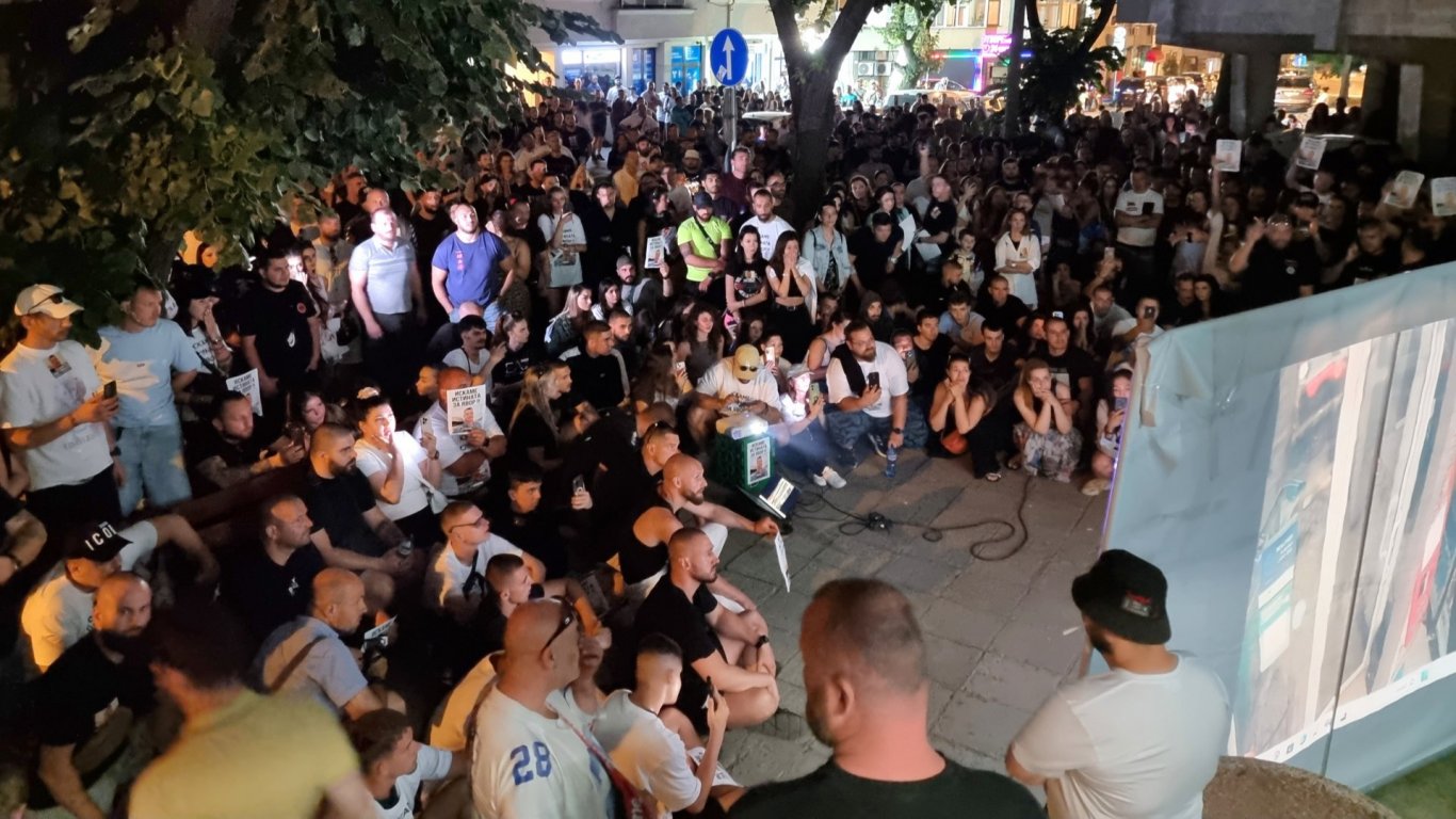Преди да потеглят на шествие демонстрантите отново изгледаха кадри от ареста на Явор Георгиев пред Съдебната палата