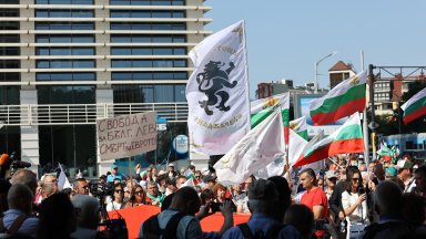 Противници на еврото скандират "Оставка" пред централата на ГЕРБ (видео/снимки)