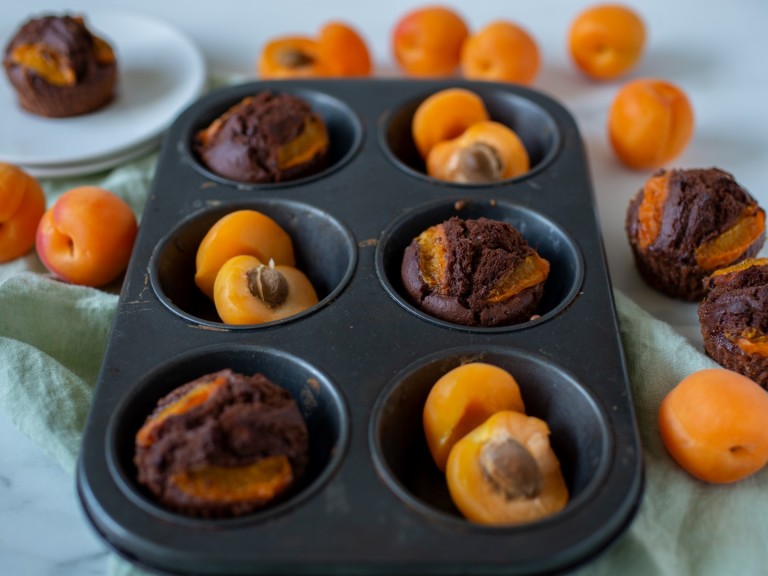 Шоколадови мъфини с кайсии