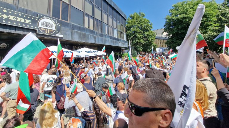 Противници на еврото скандират "Оставка" пред централата на ГЕРБ (видео/снимки)