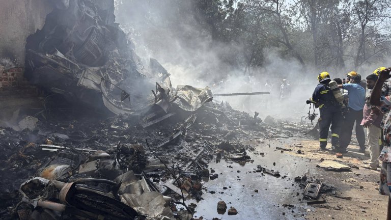 Самолет с над 200 души на борда се разби до летището в индийския град Ахмедабад (видео)