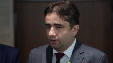 Министърът на вътрешните работи Даниел Митов остана само на подкрепата