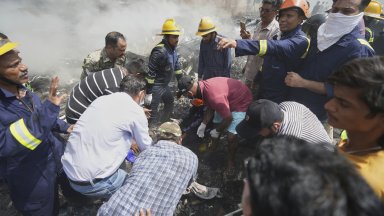 Виж още Самолет с над 200 души на борда се