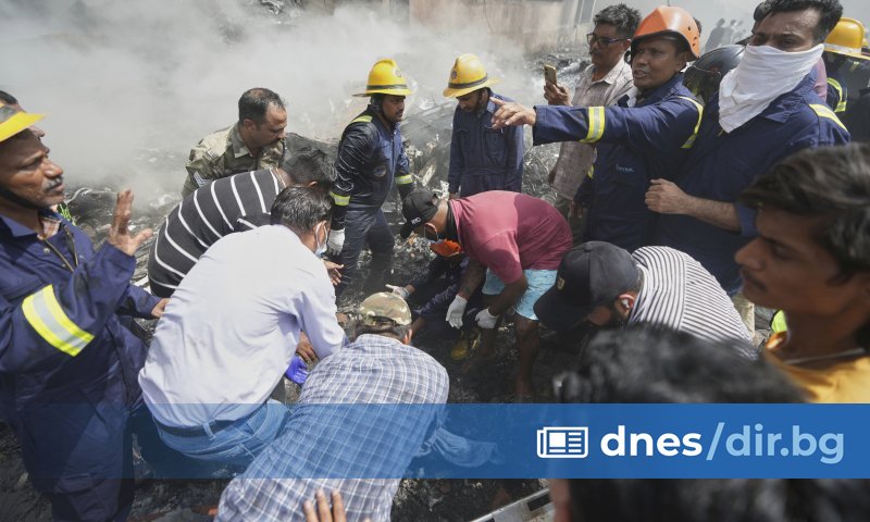 Виж още Самолет с над 200 души на борда се