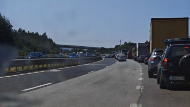 Тир аварира след табелата при Вакарел в посока София на