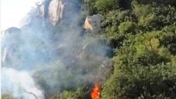 Пожар в подножието на паметника на Альоша в Пловдив