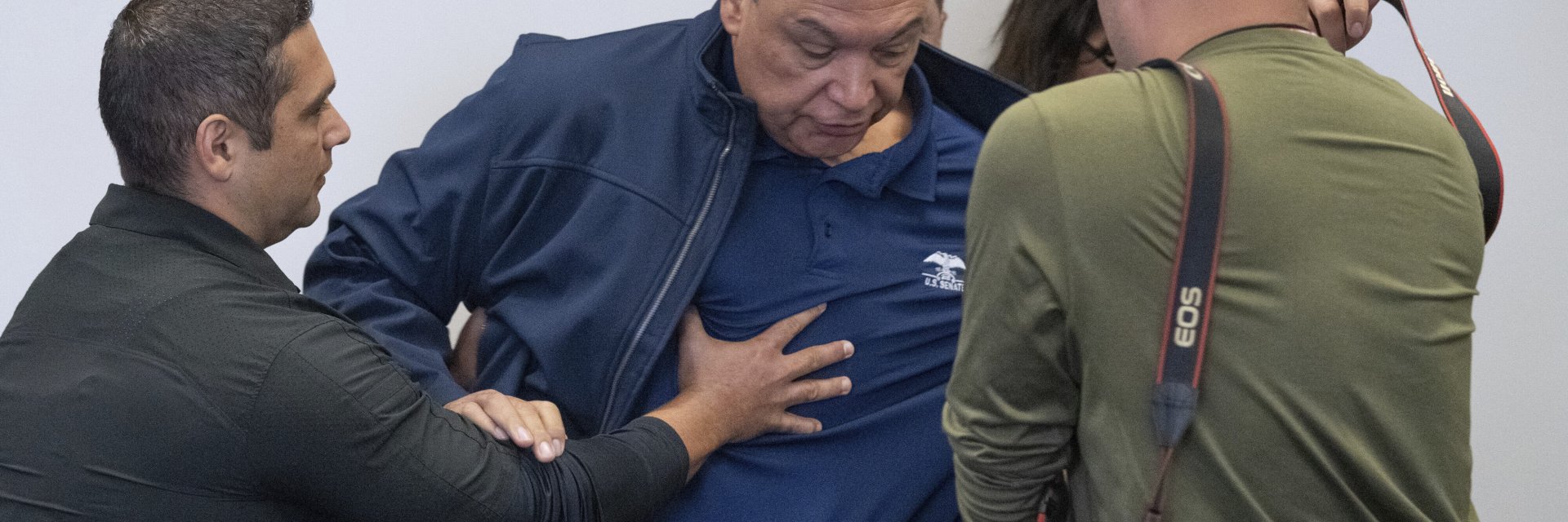 Сенатор демократ е бил повален на земята и окован с белезници от федерални агенти