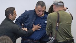 Сенатор демократ е бил повален на земята и окован с белезници от федерални агенти