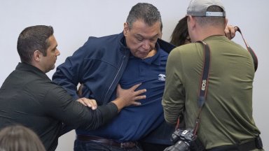 Сенатор демократ е бил повален на земята и окован с белезници от федерални агенти