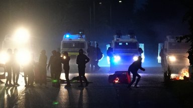 В северноирландския град вчера вечерта полицаи бяха нападнати с коктейли