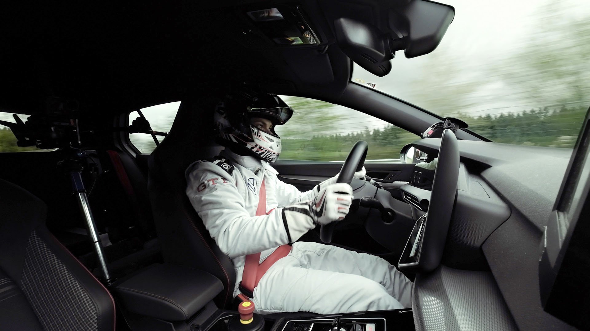 Пилотът Бени Лойхтер зад волана на Volkswagen Golf GTI Edition 50 
