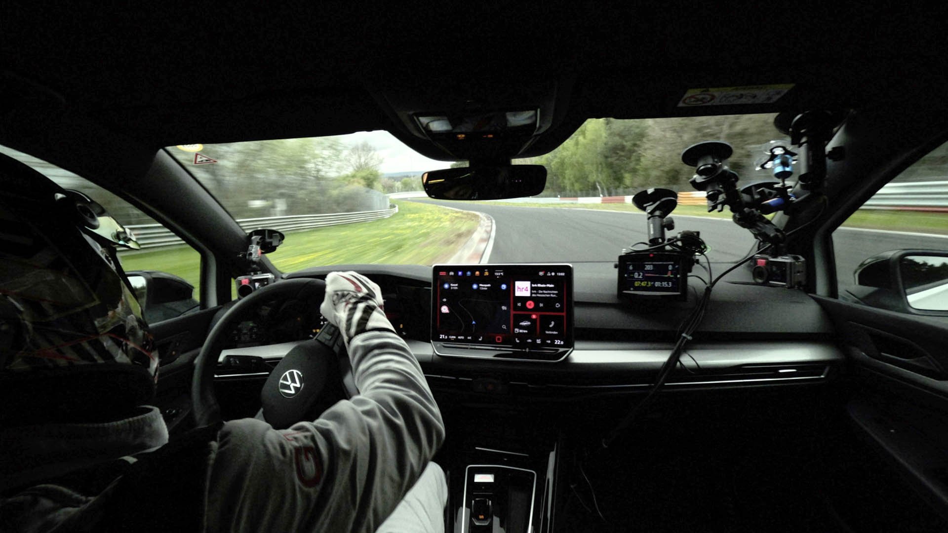 Пилотът Бени Лойхтер зад волана на Volkswagen Golf GTI Edition 50