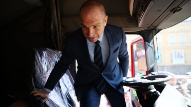 Транспортният министър Гроздан Караджов обяви извънредни мерки с които да