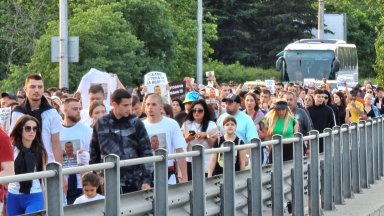 Протестът в памет на Явор Георгиев блокира Аспаруховия мост (снимки)