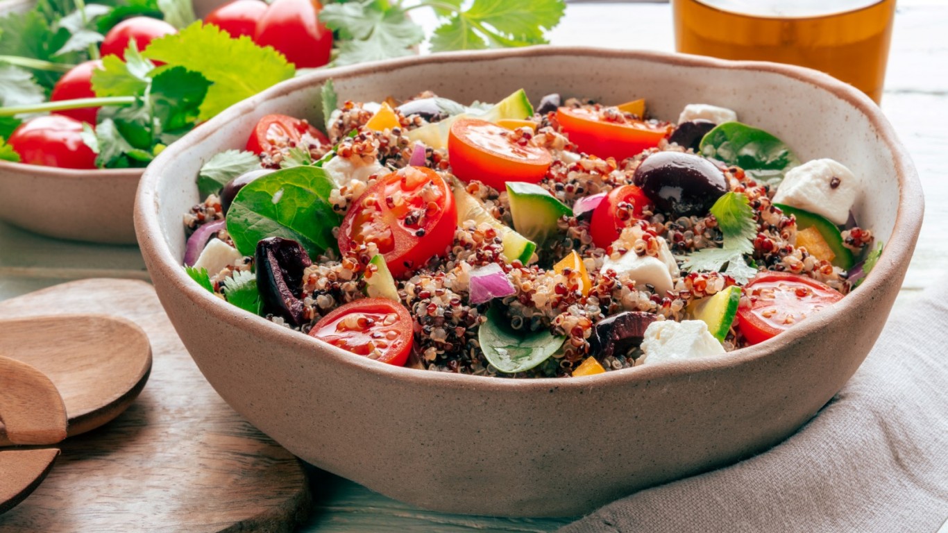 Свежа салата с киноа и пресни зеленчуци