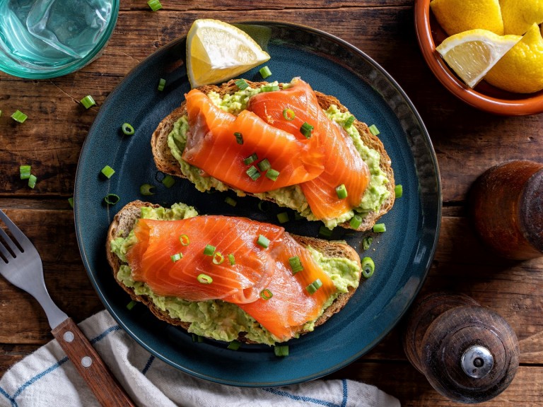 Авокадо тост с пушена сьомга