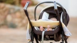 Арестуваха българска двойка в Солун, защото оставила бебето си да плаче на балкона 