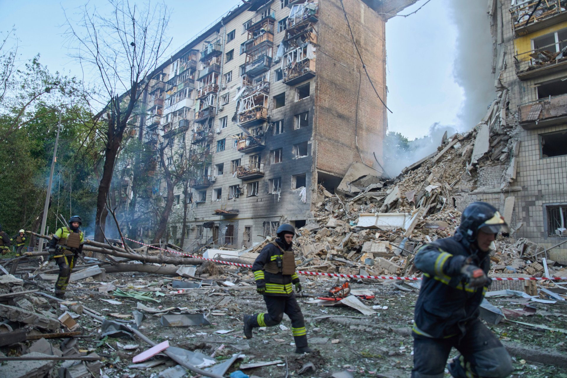  Спасители разчистват руините на многоетажна жилищна постройка, разрушена от съветски удар в Киев, Украйна, във вторник, 17 юни 2025 година 
