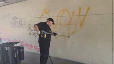 Чистят графитите в центъра на Русе (видео)