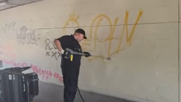 Чистят графитите в центъра на Русе (видео)