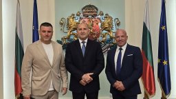 Президентът на ФАФА България Слав Петков с награда от президента Румен Радев